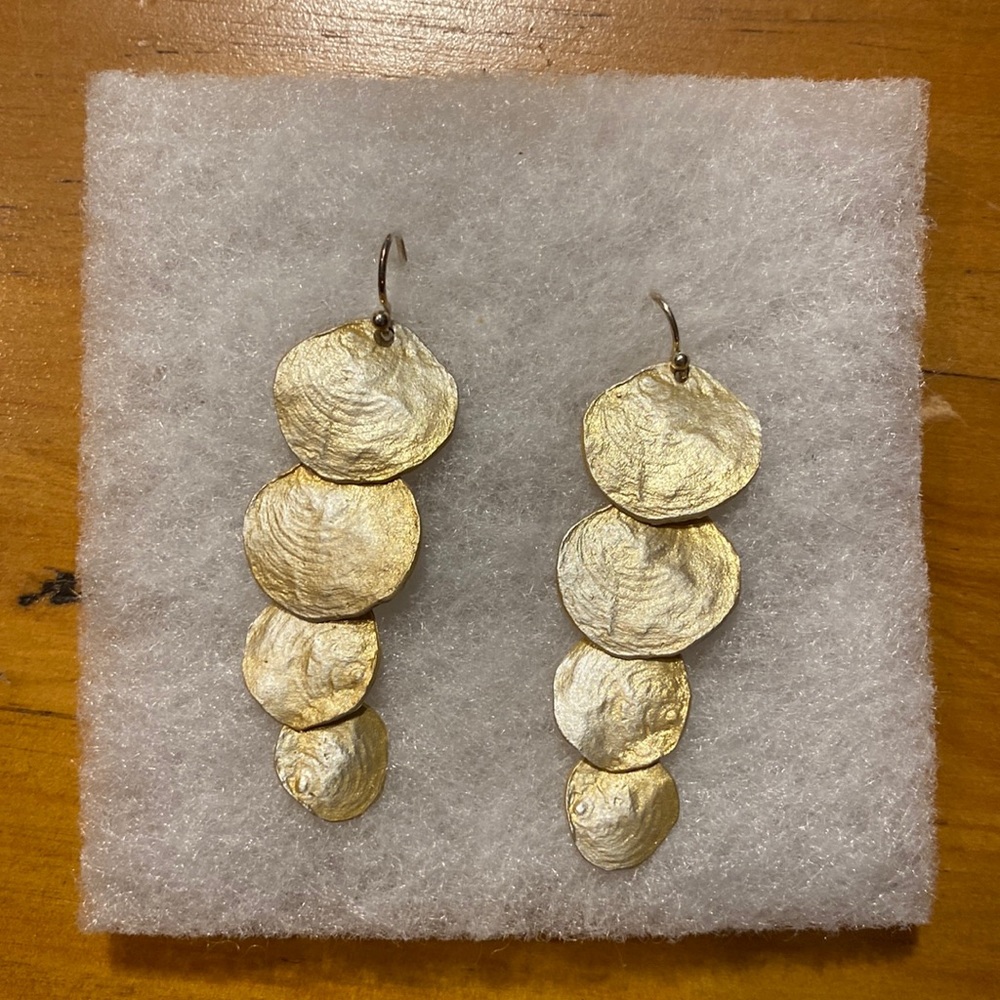 Brushes gold tiered clam shell earrings